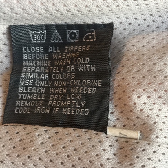 New Balance Light weight Rain Jacket. - Picture 6 of 6